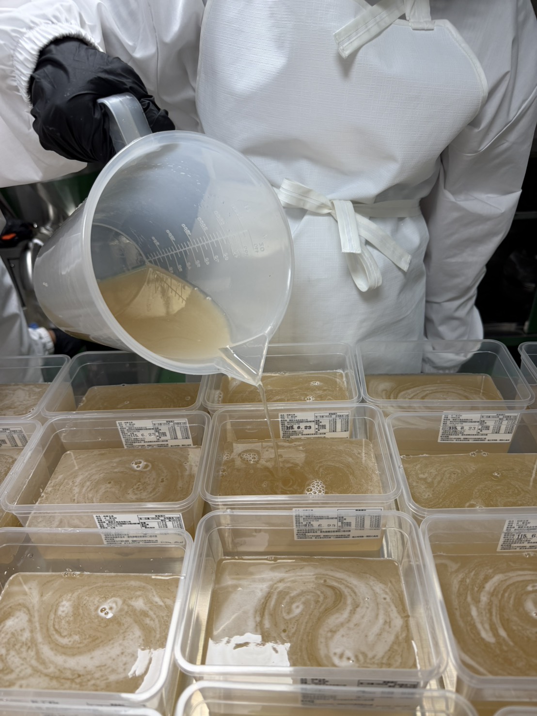 倒入封裝 — 潔淨工廠手工裝盒